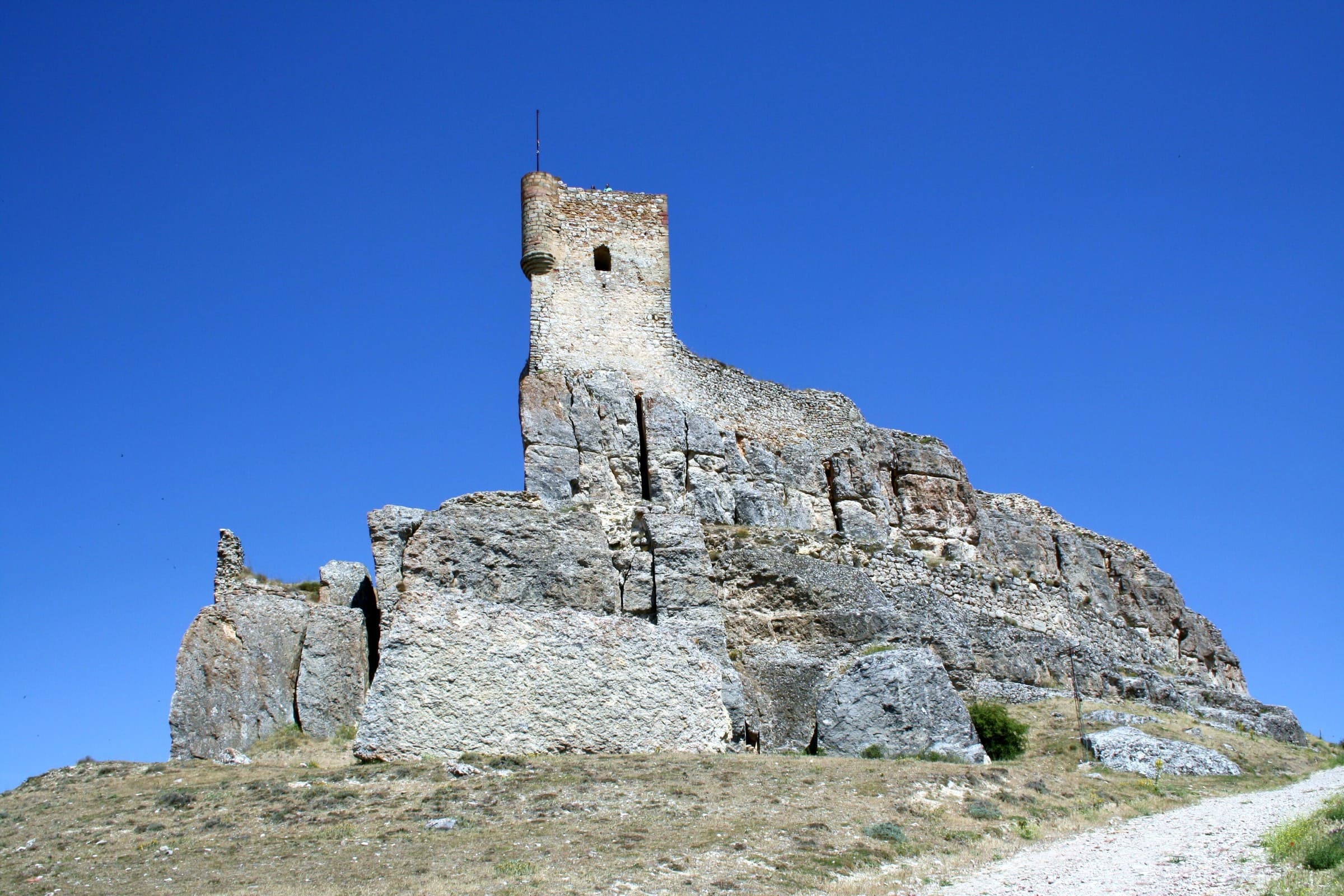 Castillo de Atienza sobre su peña