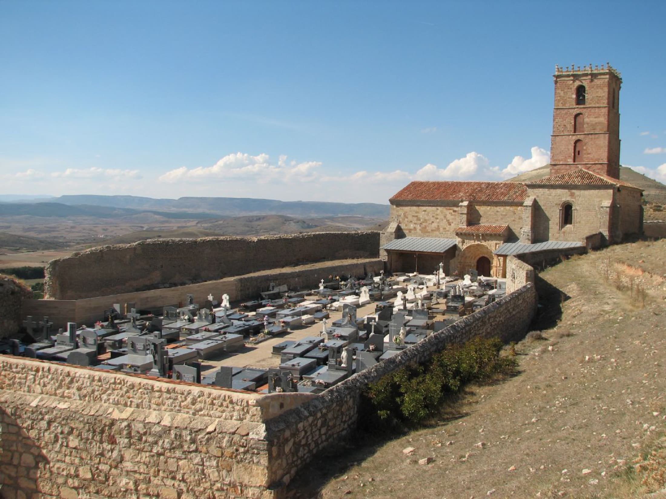 Cementerio e iglesia de Santa María del Rey, al pie del castillo de Atienza