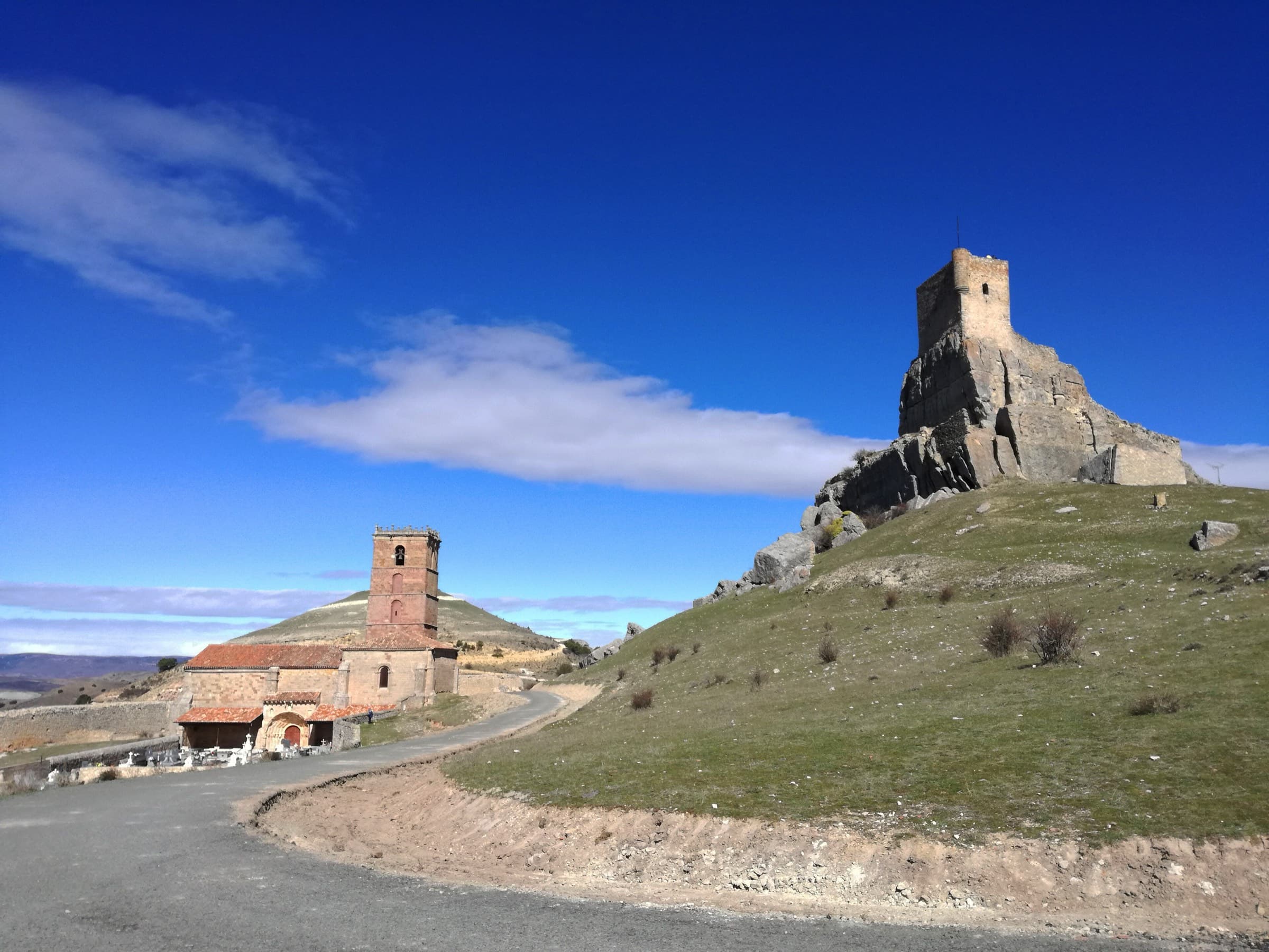 Iglesia románica de Santa María del Rey y castillo de Atienza
