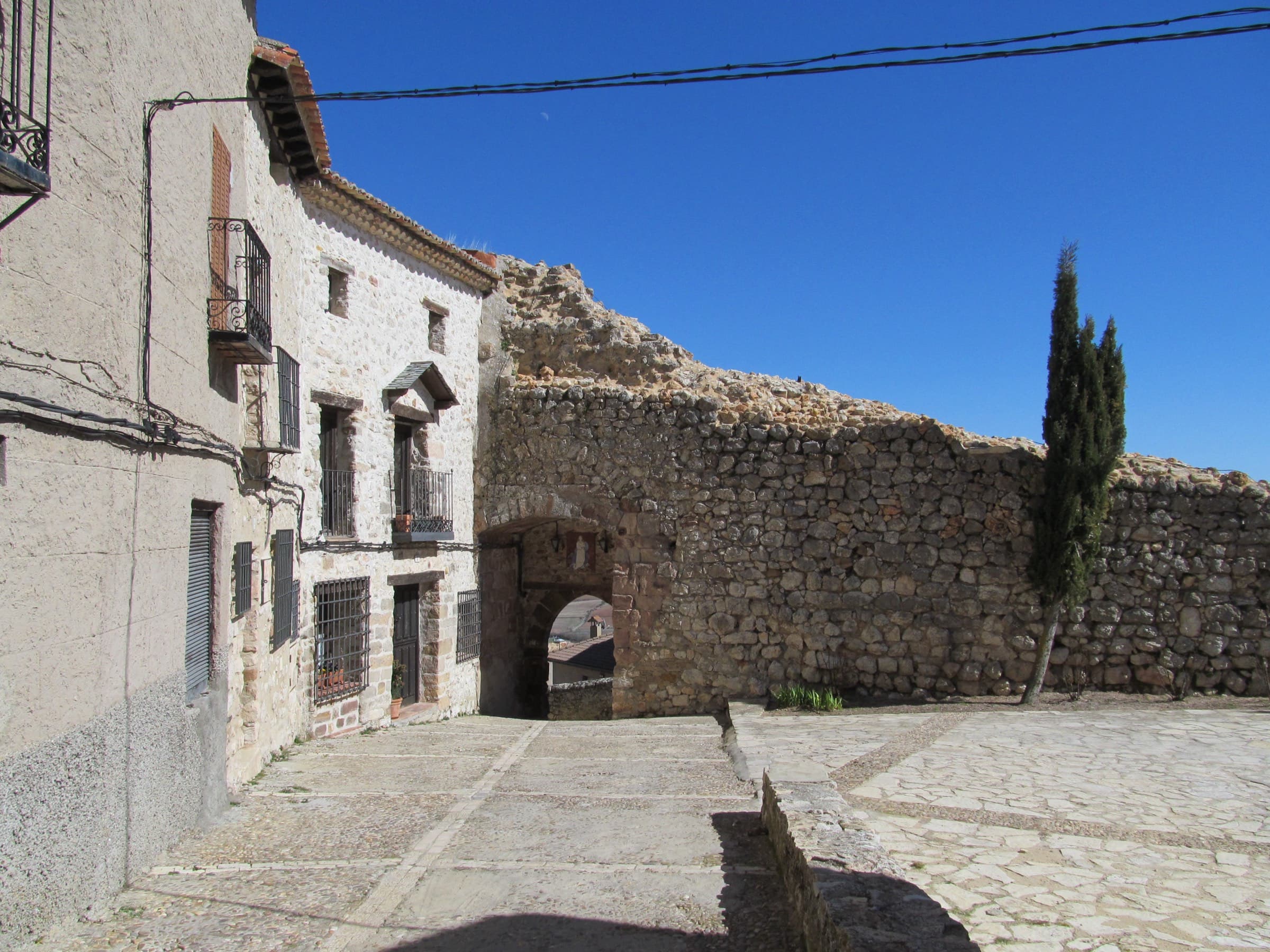 Soportales de piedra del casco histórico de Atienza