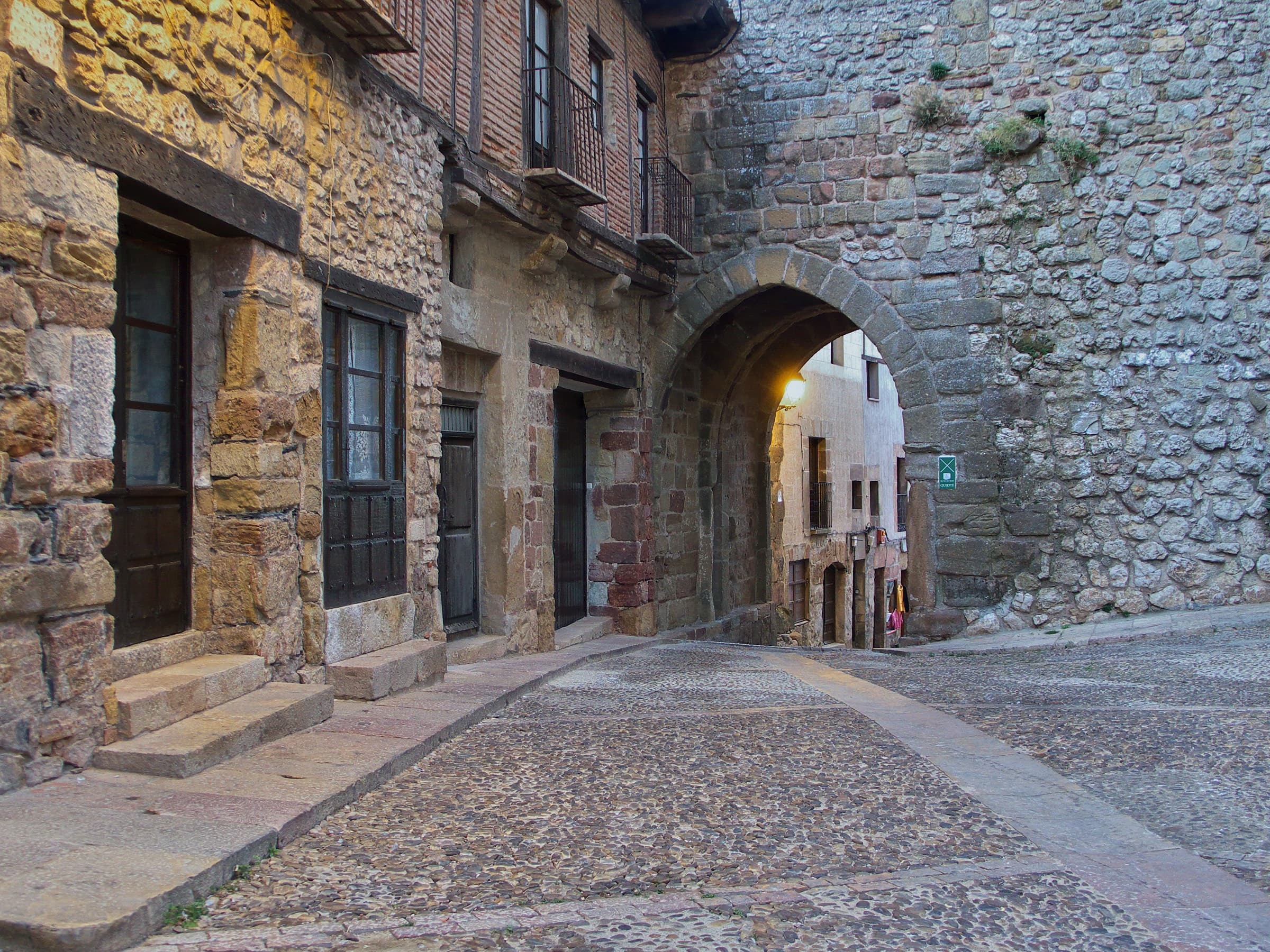 Arco de Arrebatacapas, puerta medieval de Atienza