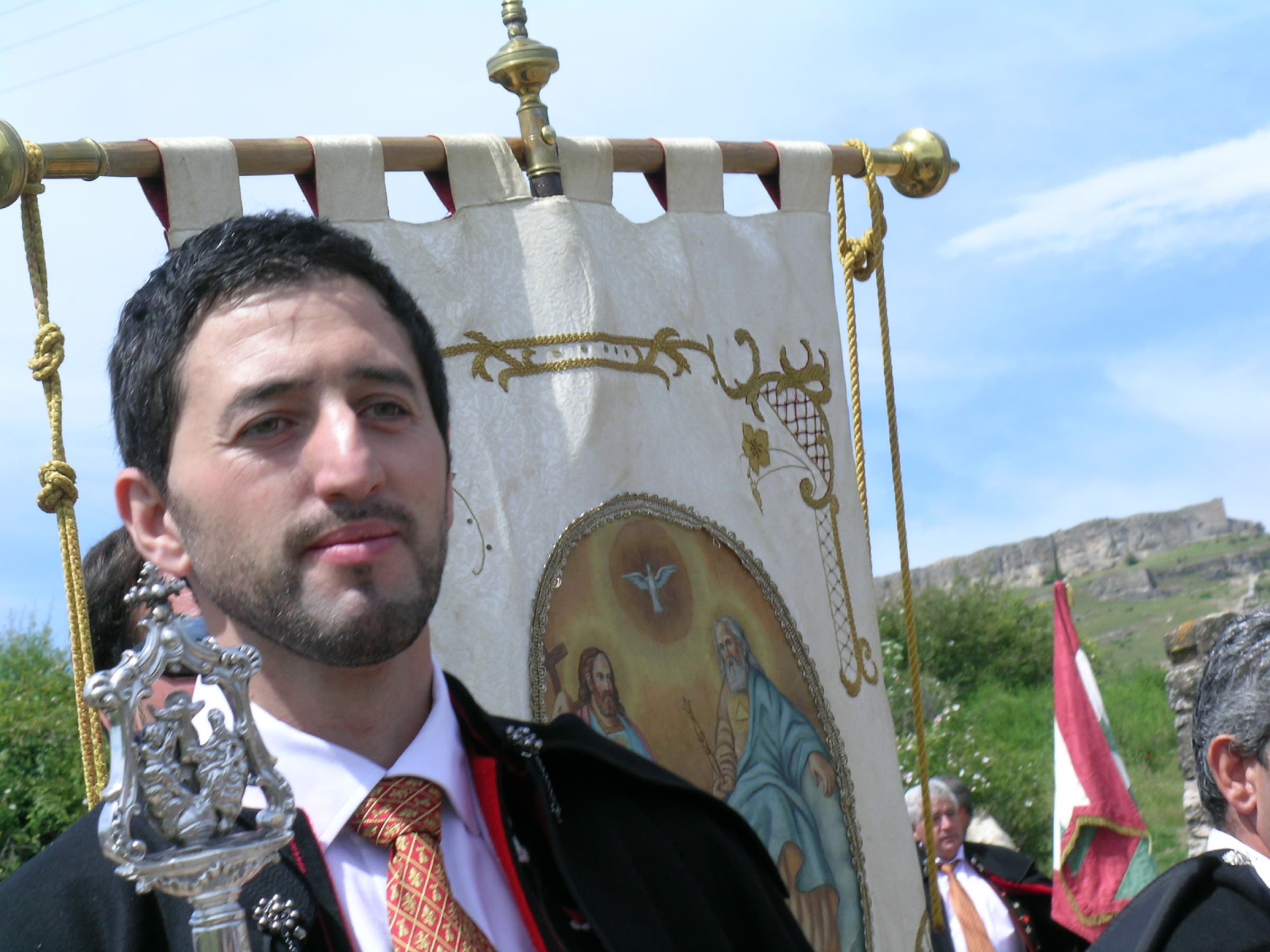 El Prioste con las insignias de la Cofradía de La Caballada