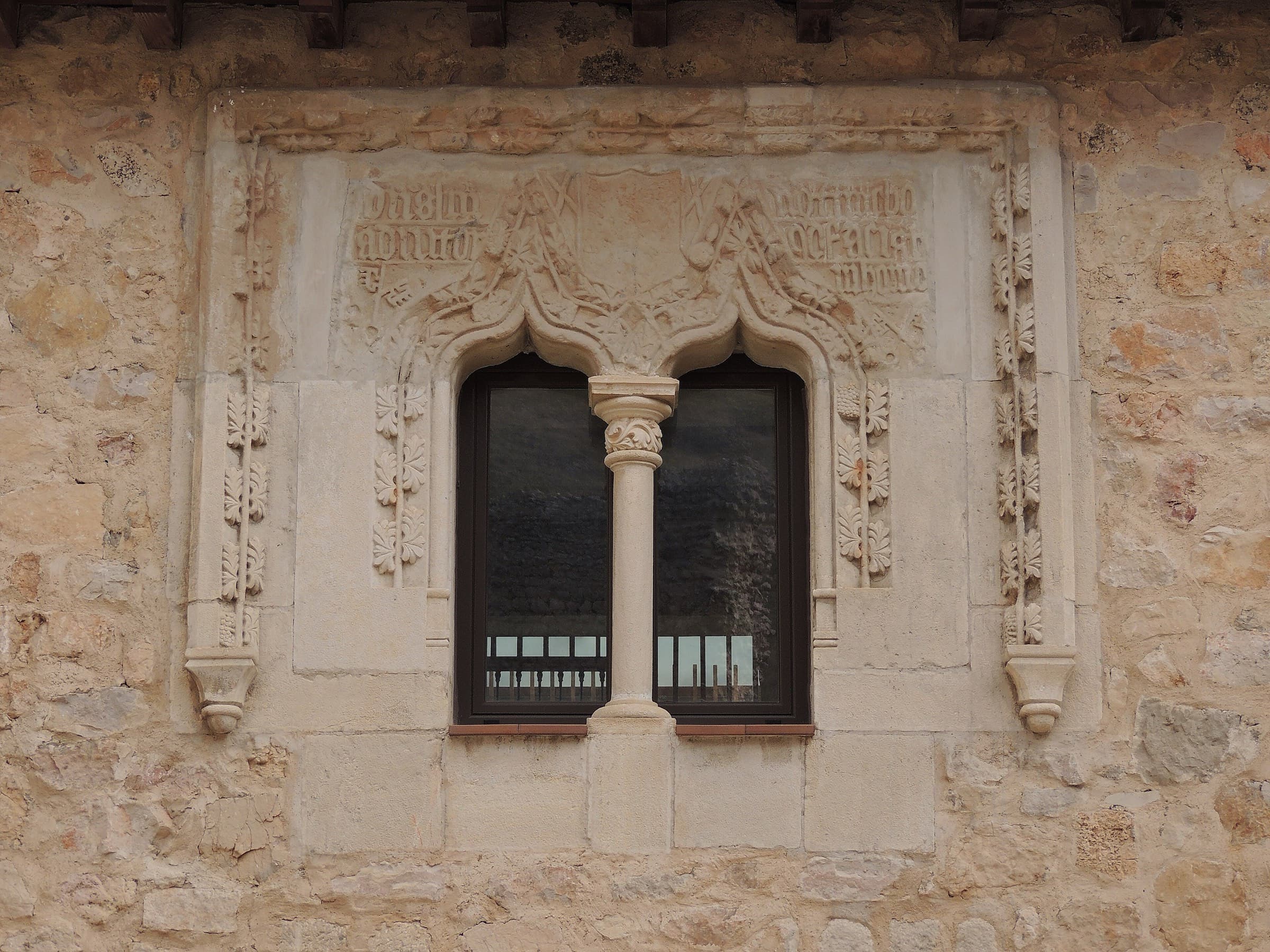 Ventana ornamentada de la Casa del Cordón en Atienza