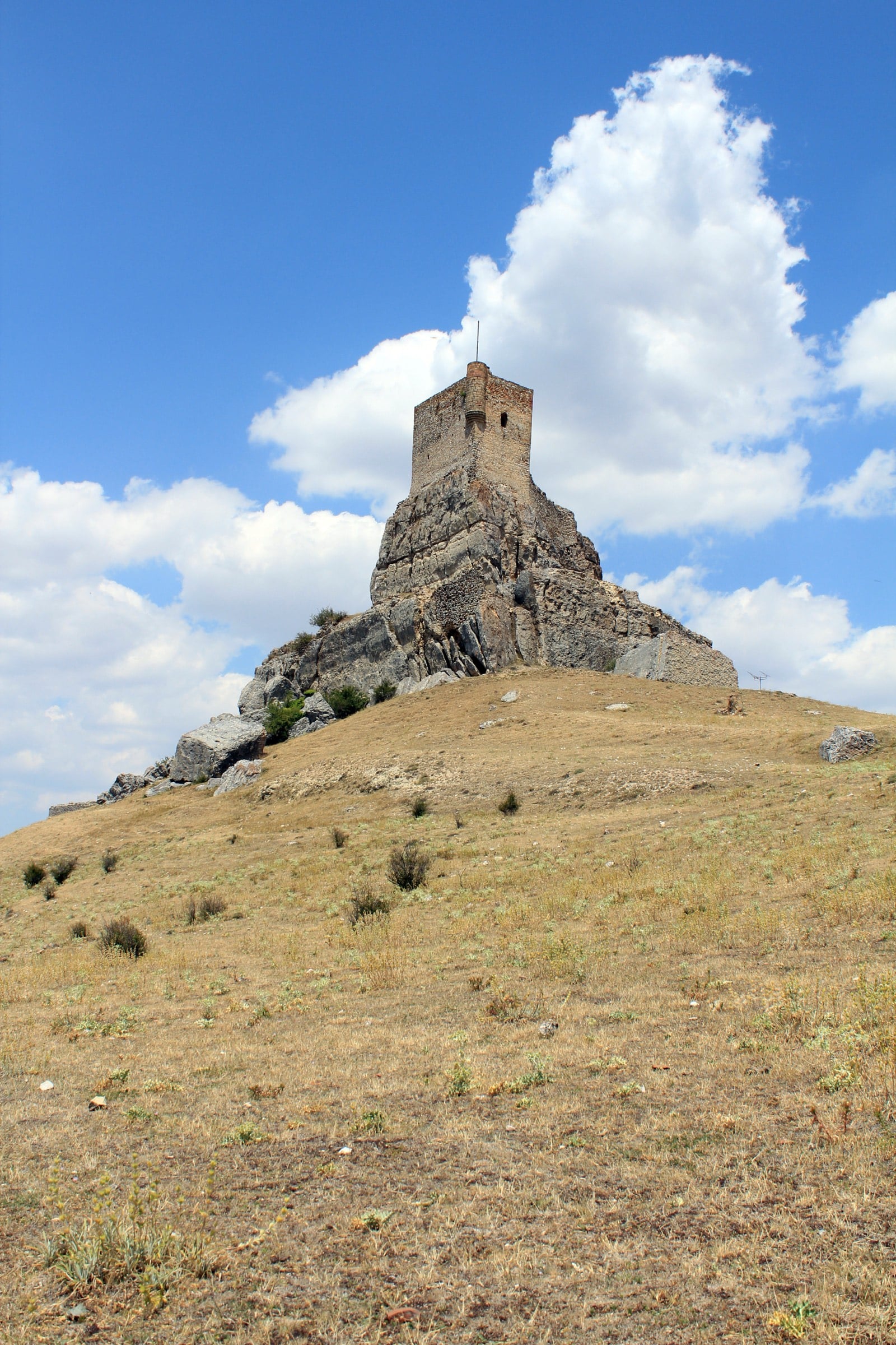 Subida empedrada al castillo de Atienza