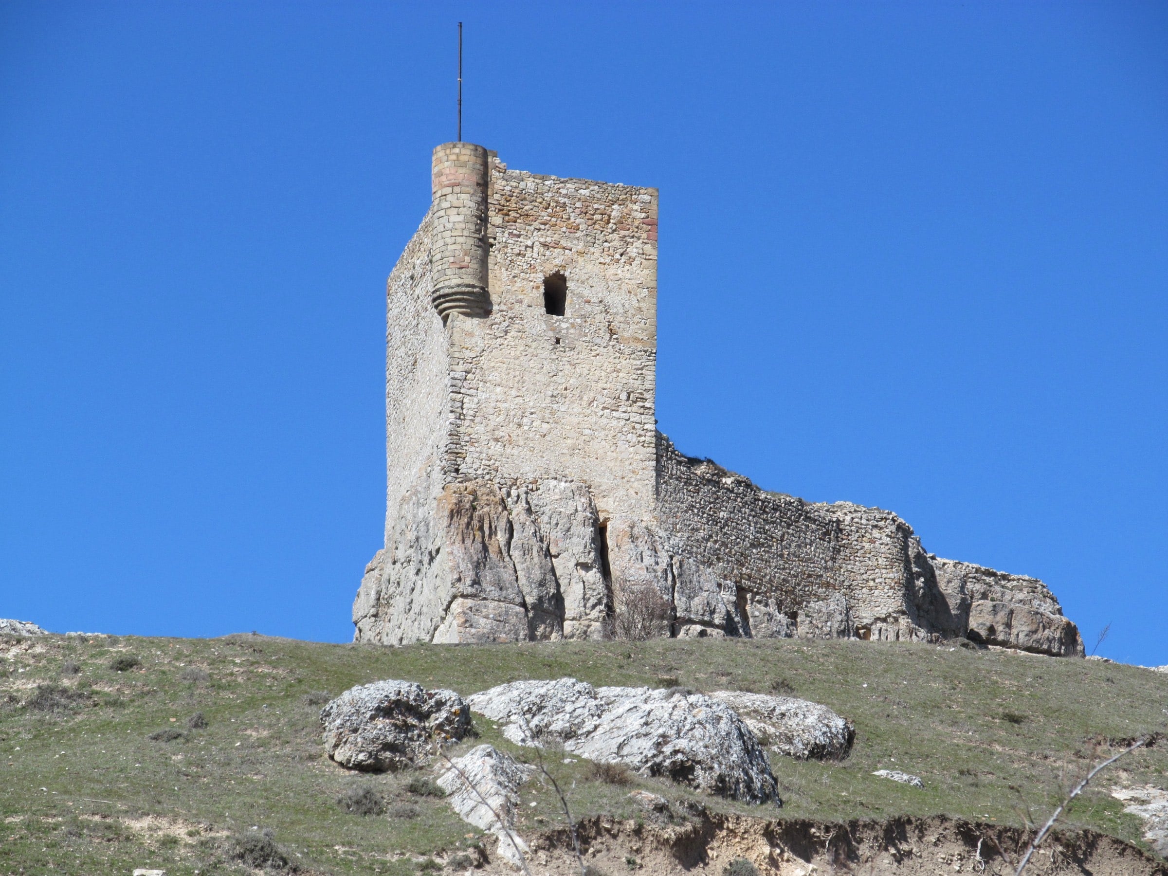 El castillo de Atienza dominando el caserío de la villa medieval