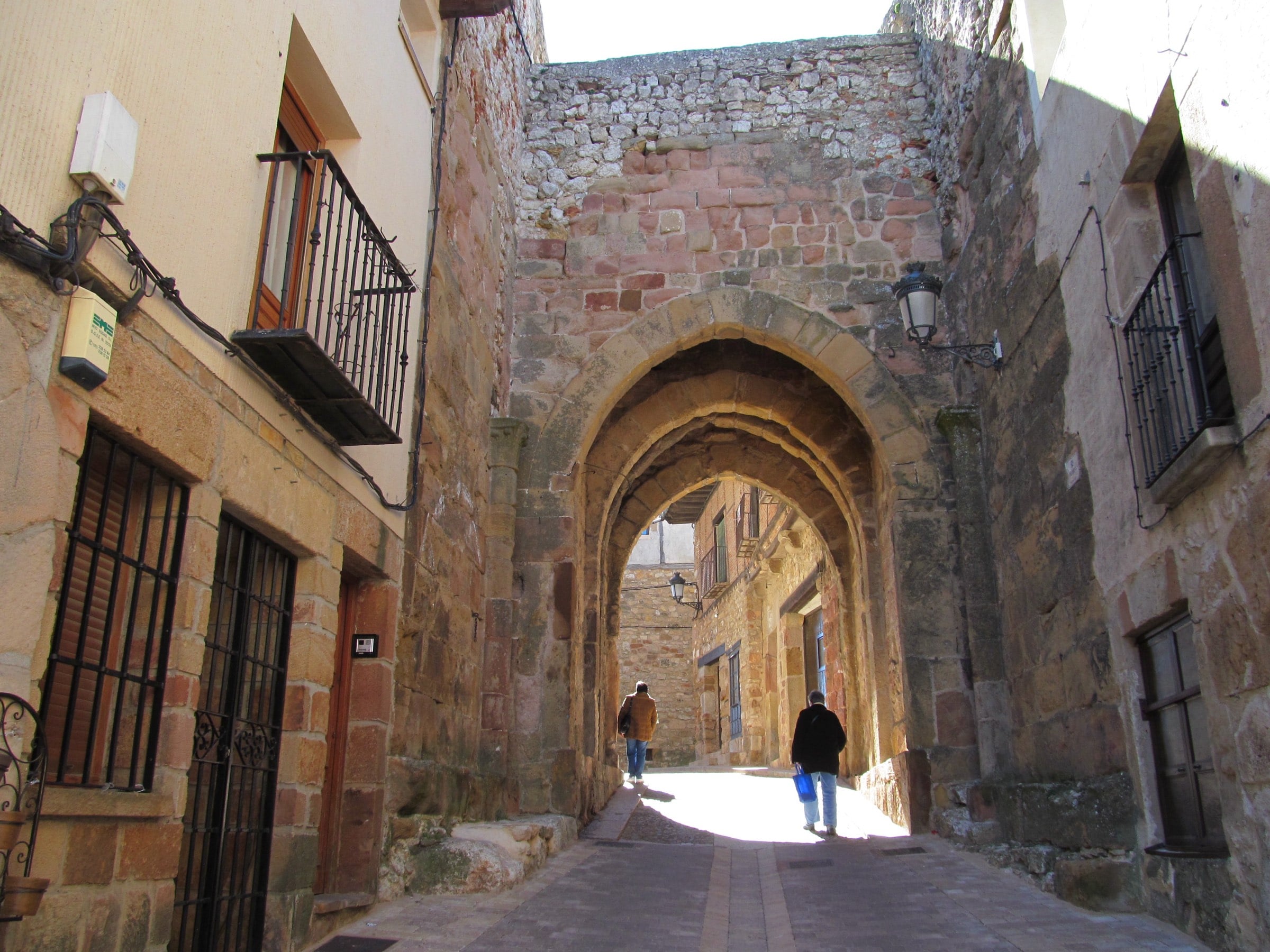 Arco gótico de Arrebatacapas en la muralla de Atienza