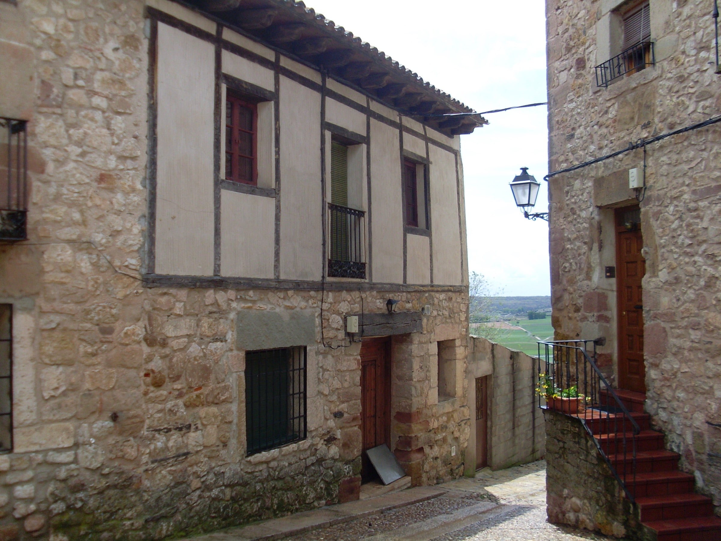 Calle medieval empedrada del casco histórico de Atienza