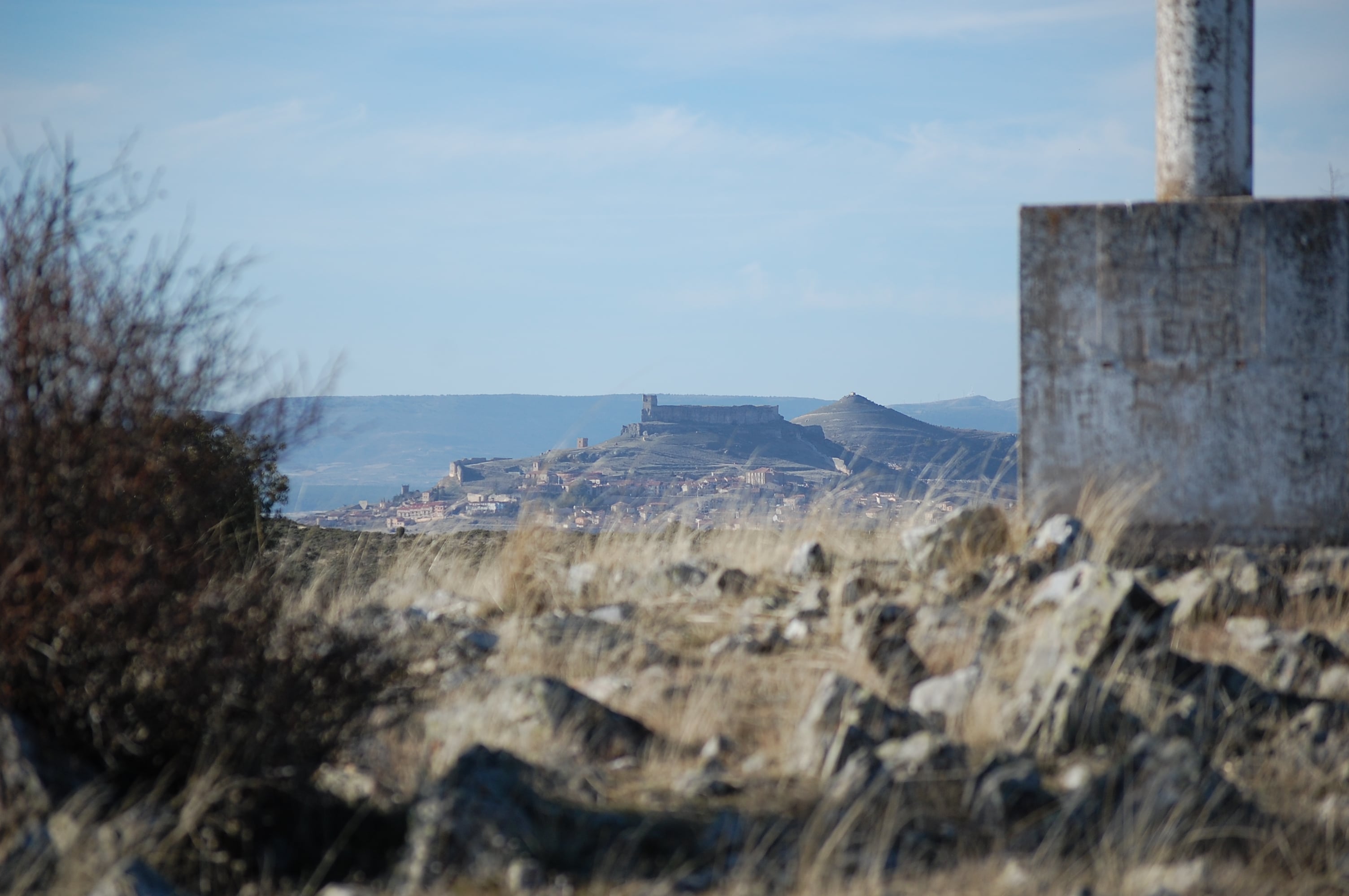 Vista panorámica de la villa medieval de Atienza con su castillo roquero al fondo
