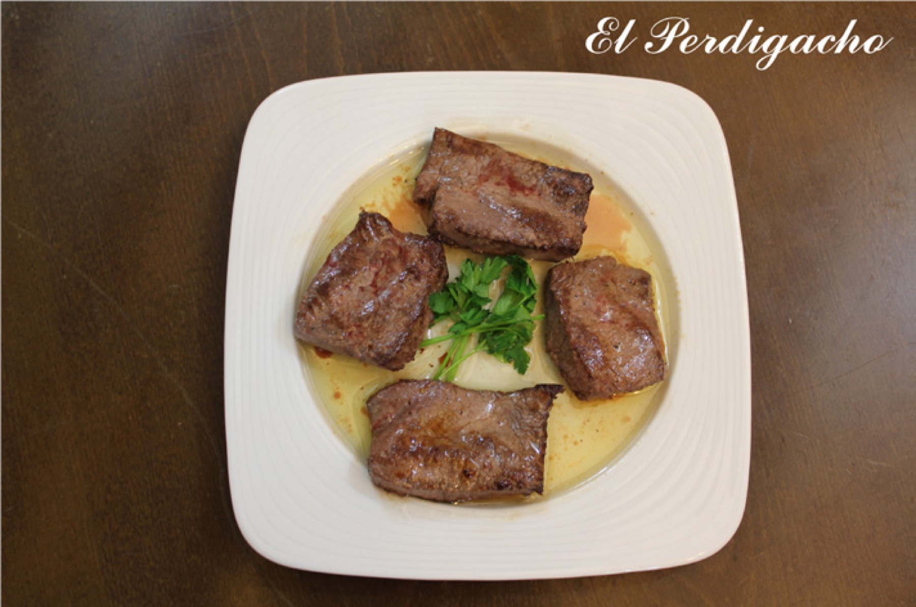 Cordero asado al horno de leña